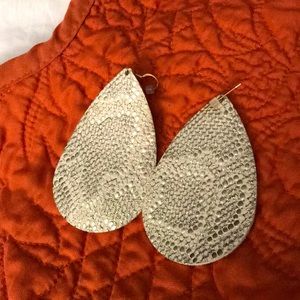 Nickel & Suede earrings in snake print glam!